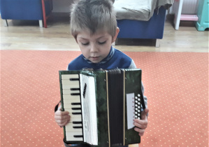 Chłopiec gra na akordeonie